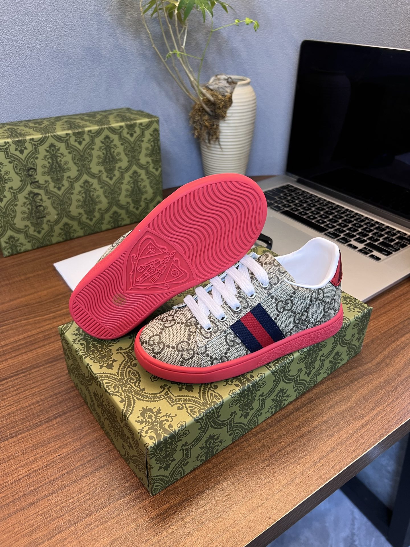 Children's shoes child